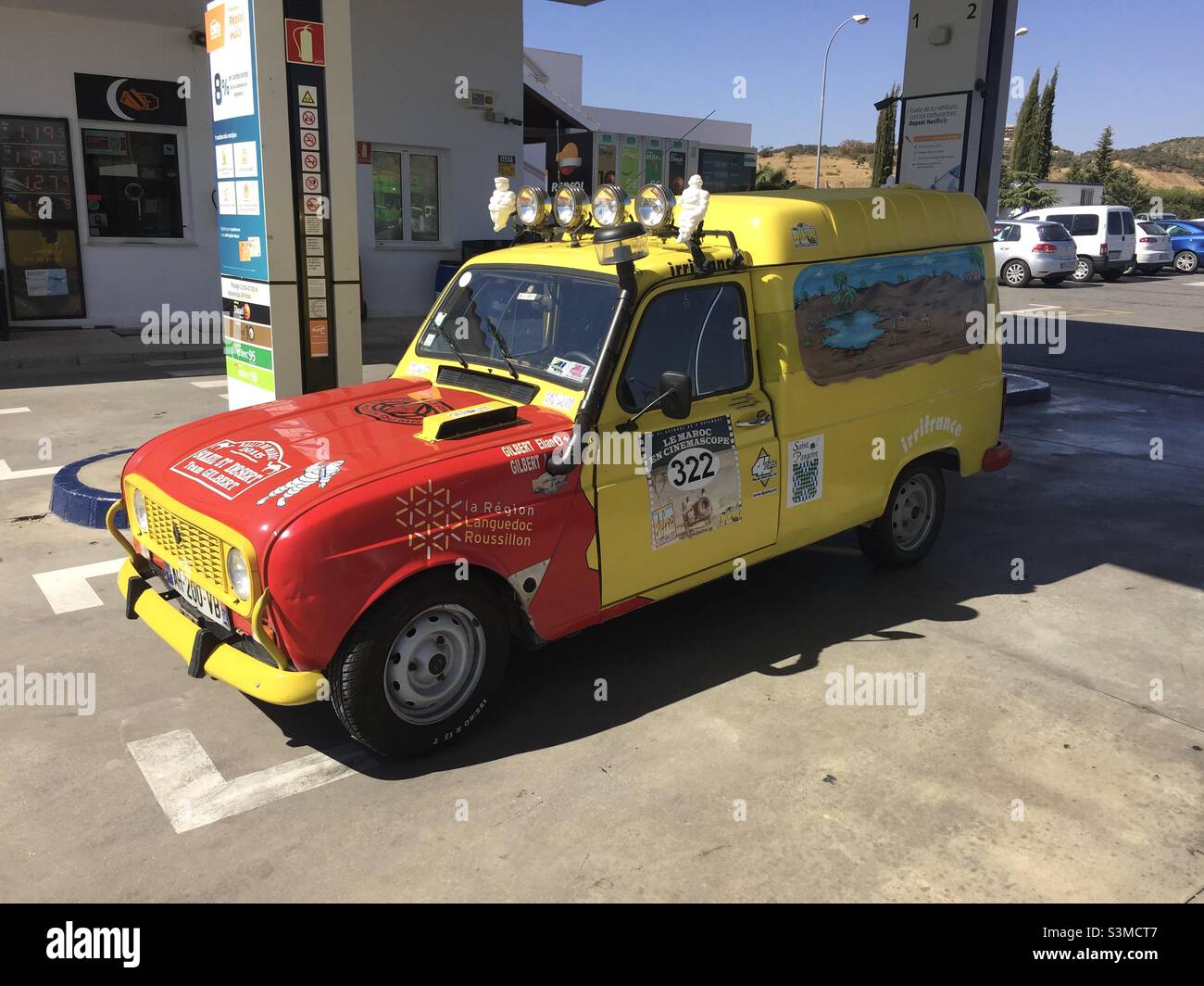 Renault 4 Wüstenexpedition Fahrzeug in Andalusien auf dem Weg nach Nordafrika in hellgelben und roten Farbgebung Stockfoto