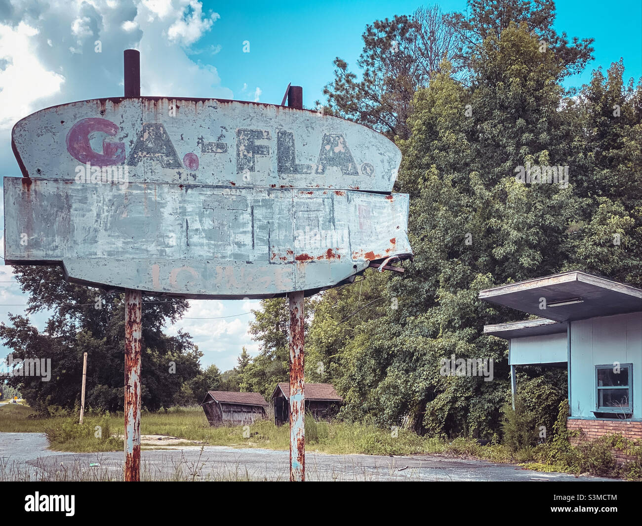 Old Georgia-Florida Motel Schild an der Staatsgrenze von Georgia und Florida in Kingsland, Georgia. Stockfoto