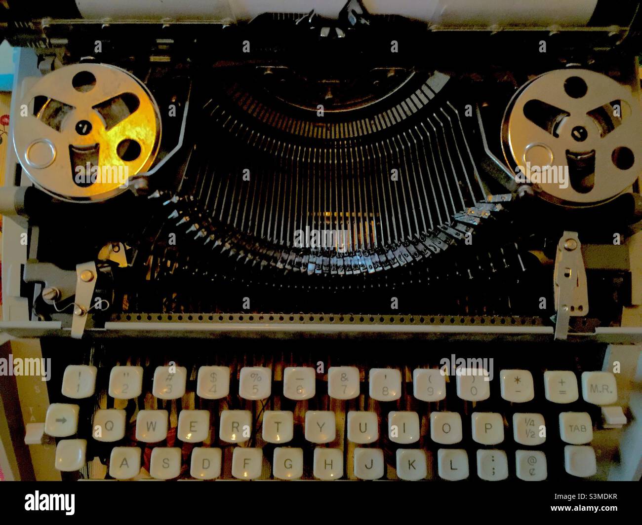 Handschreibmaschine in neuwertigem Zustand unbedeckt, Ontario, Kanada. Tastatur, Tasten, Spulen, Farbband. Nahaufnahme. Stockfoto