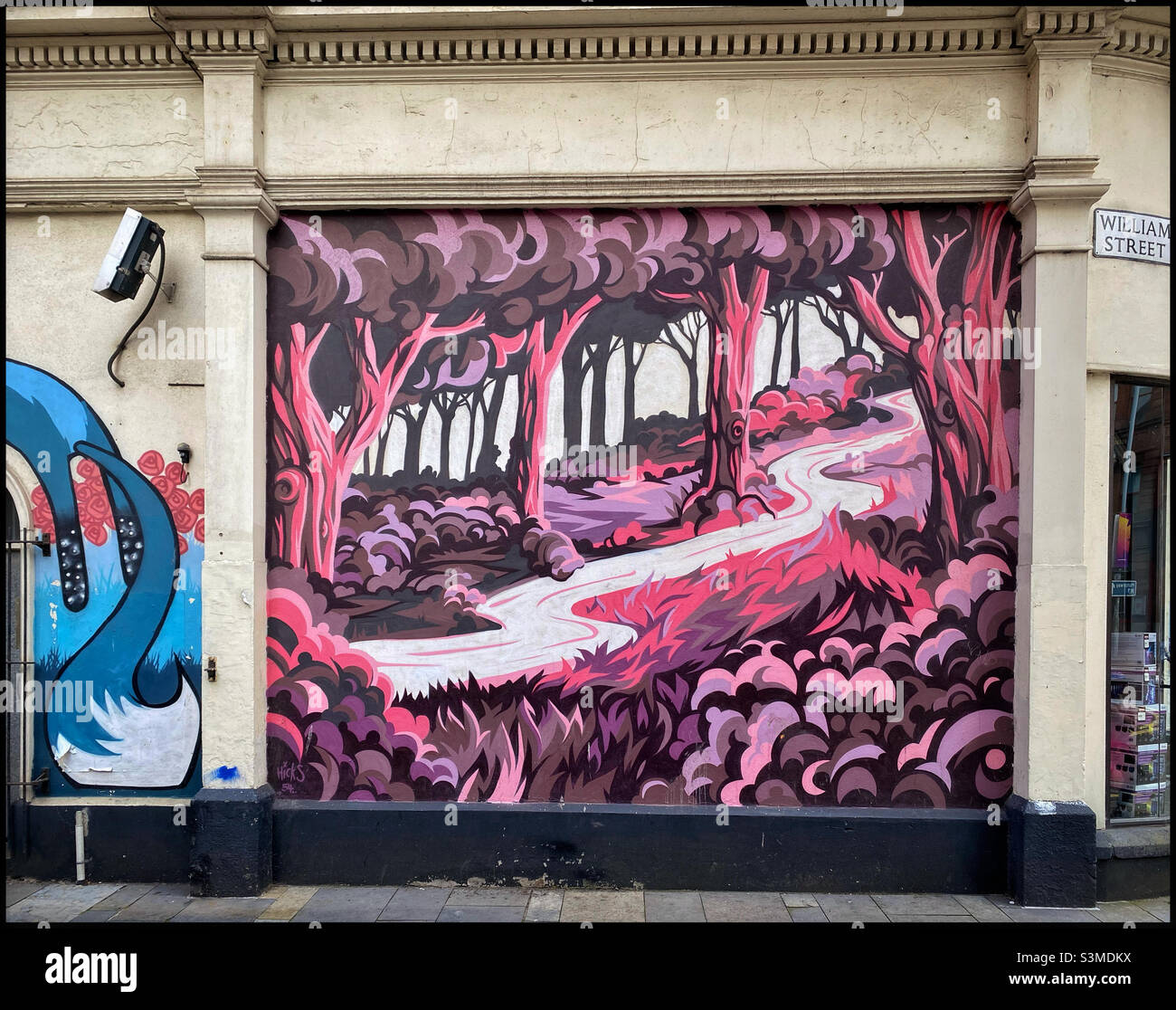 „Night Forest“ - ein erstaunliches Stück Straßenkunst, das 2013 im Rahmen des ersten Street Art Festivals in Belfast, Nordirland, entstand. Das Kunstwerk ist Hicks 54 gutgeschrieben. Foto ©️ COLIN HOSKINS. - Smartphone-aufgenommenes Stockfoto