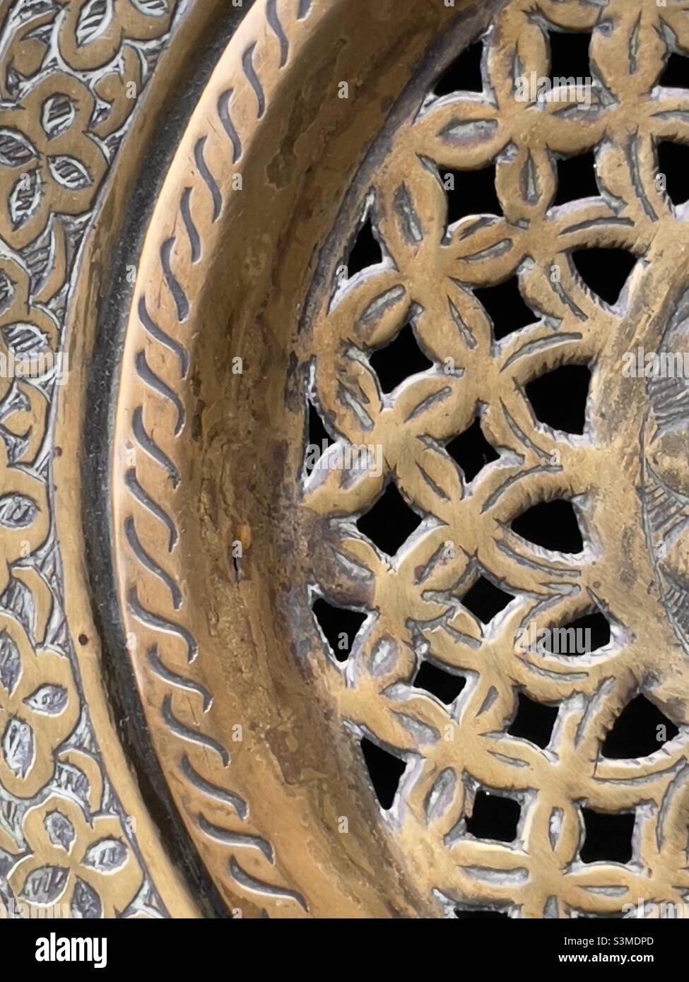 Ein Detail eines mittelöstlichen Brassware, perforiert und mit Gravur verziert Stockfoto