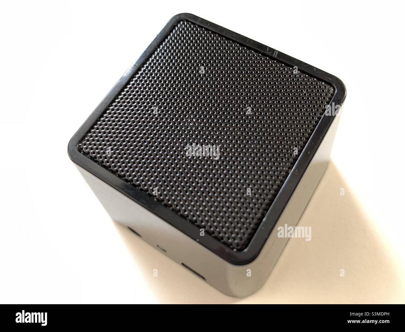 Nahaufnahme des Bluetooth-Lautsprechers mit weißem Hintergrund. Stockfoto
