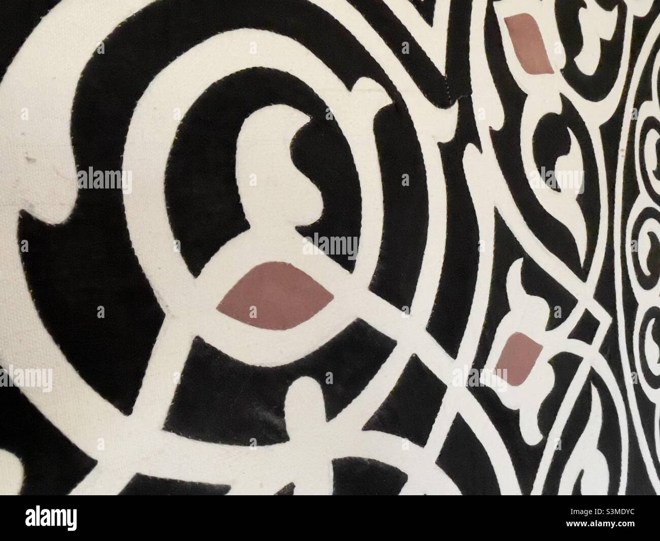 Ein Detail aus einer Wand mit ägyptischen Applikationen, die in Schwarz und Weiß gehalten ist Stockfoto