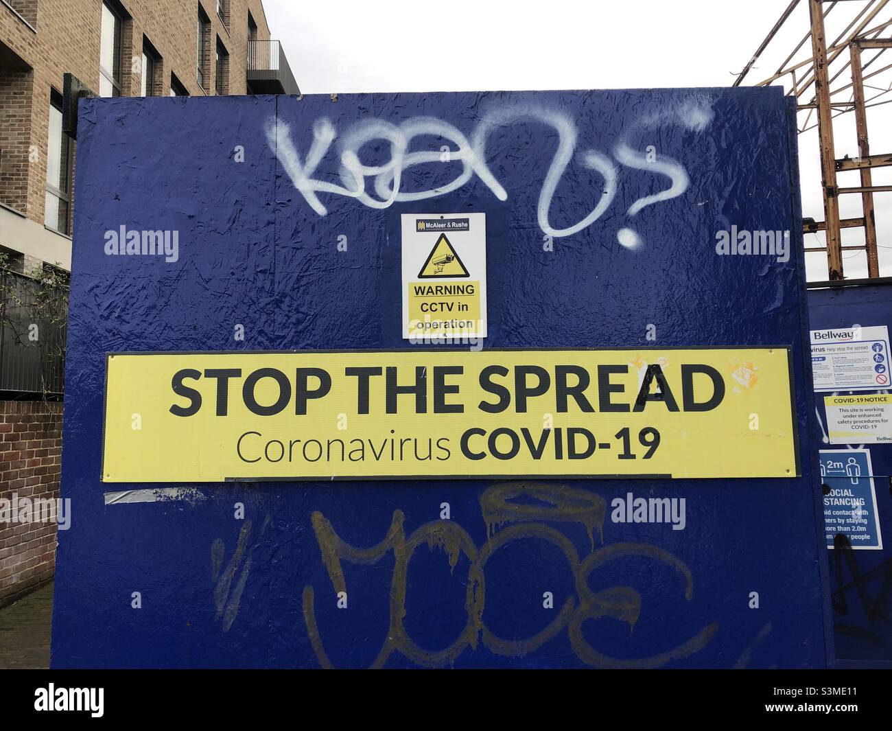 Warnschild mit der Aufschrift „Stoppen Sie die Ausbreitung des Corona-Virus“ - Smartphone-aufgenommenes Stockfoto