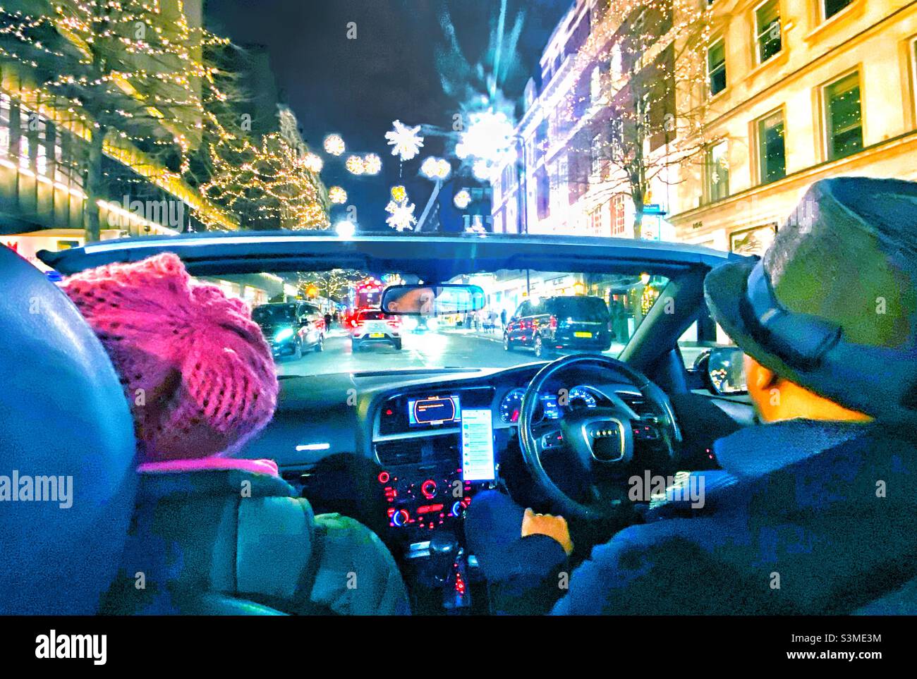 Londons Weihnachtsbeleuchtung von oben gesehen von einem Cabriolet aus. Stockfoto