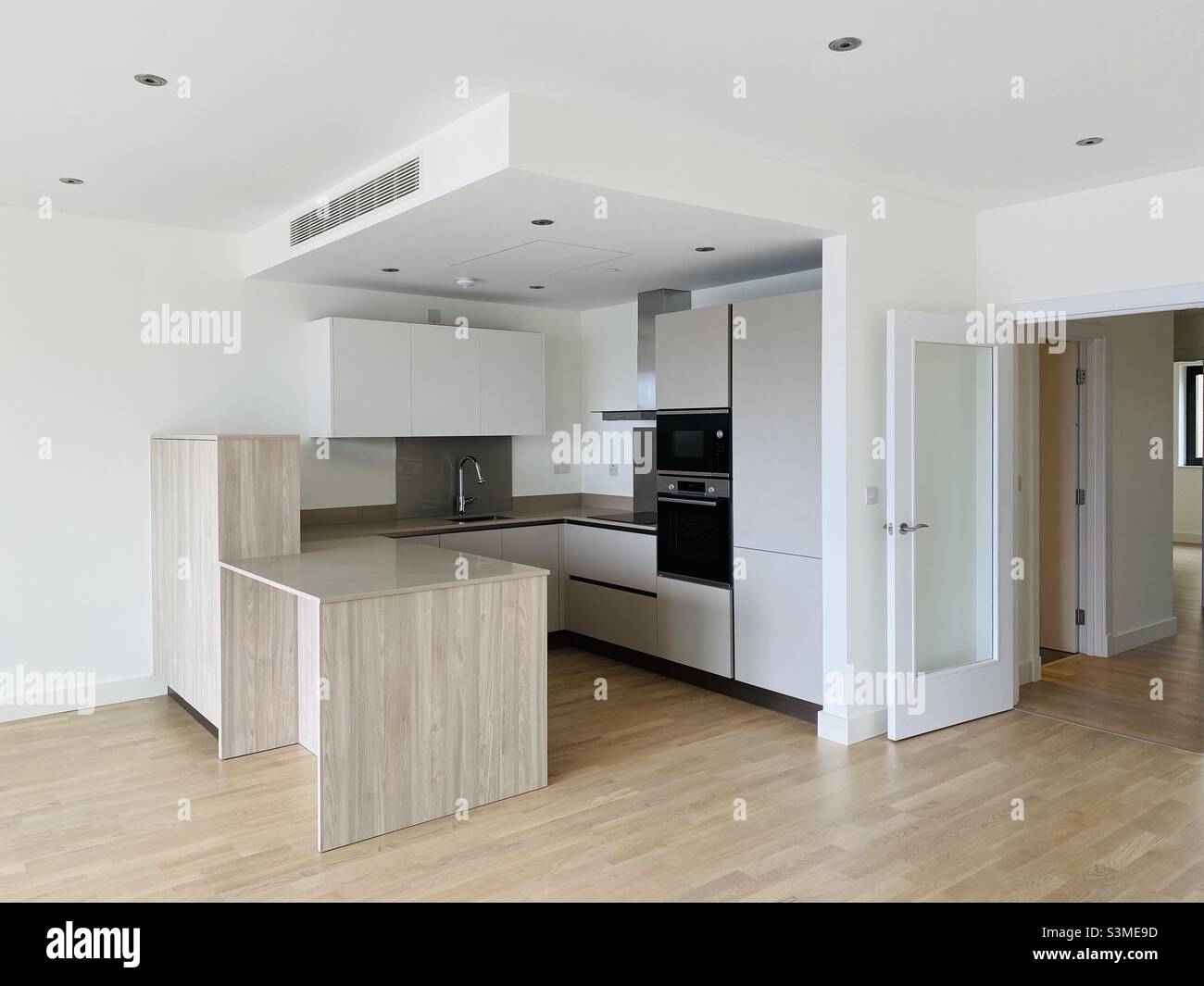 Neue unmöblierte offene Küche und Wohnzimmer in einer Wohnung Stockfoto