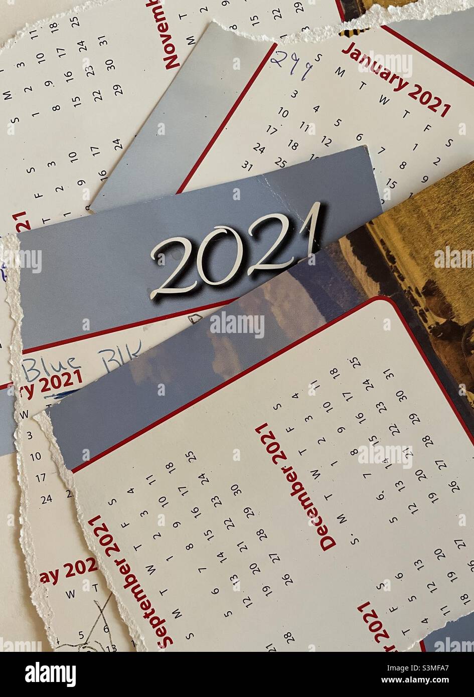 Guter Reittanz, Stillleben eines zerrissenen Kalenders von 2021, der das Konzept des Loshaltens eines schrecklichen Jahres, 2022, USA, anzeigt Stockfoto