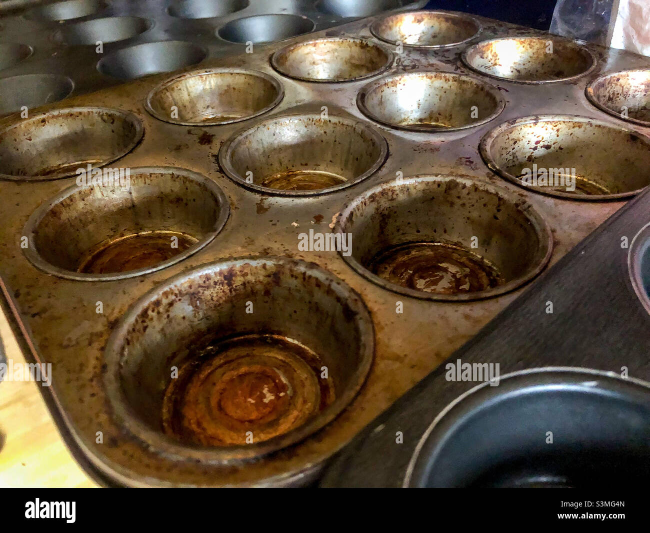 Leere, alte und gut gebrauchte Backformen. - Smartphone-aufgenommenes Stockfoto