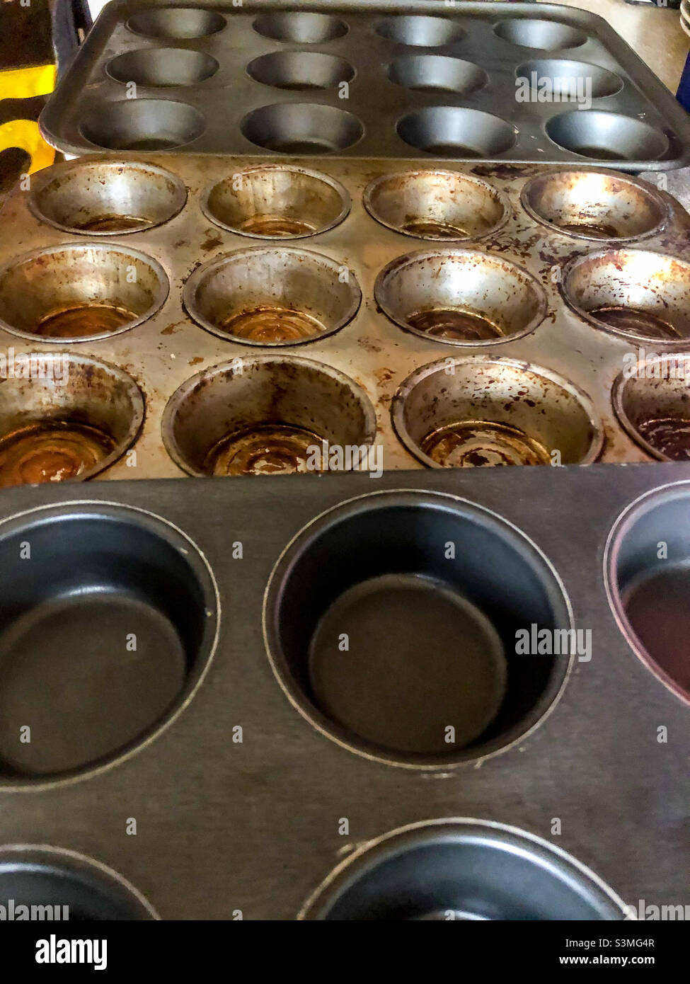 Alt. Gut verwendete Backformen. Stockfoto