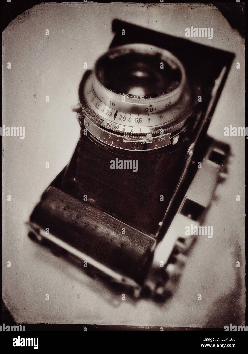 Vintage Mittelformat Faltkamera, Bild bearbeitet, um es einen vintage Tinnype Fotografie Look zu geben Stockfoto