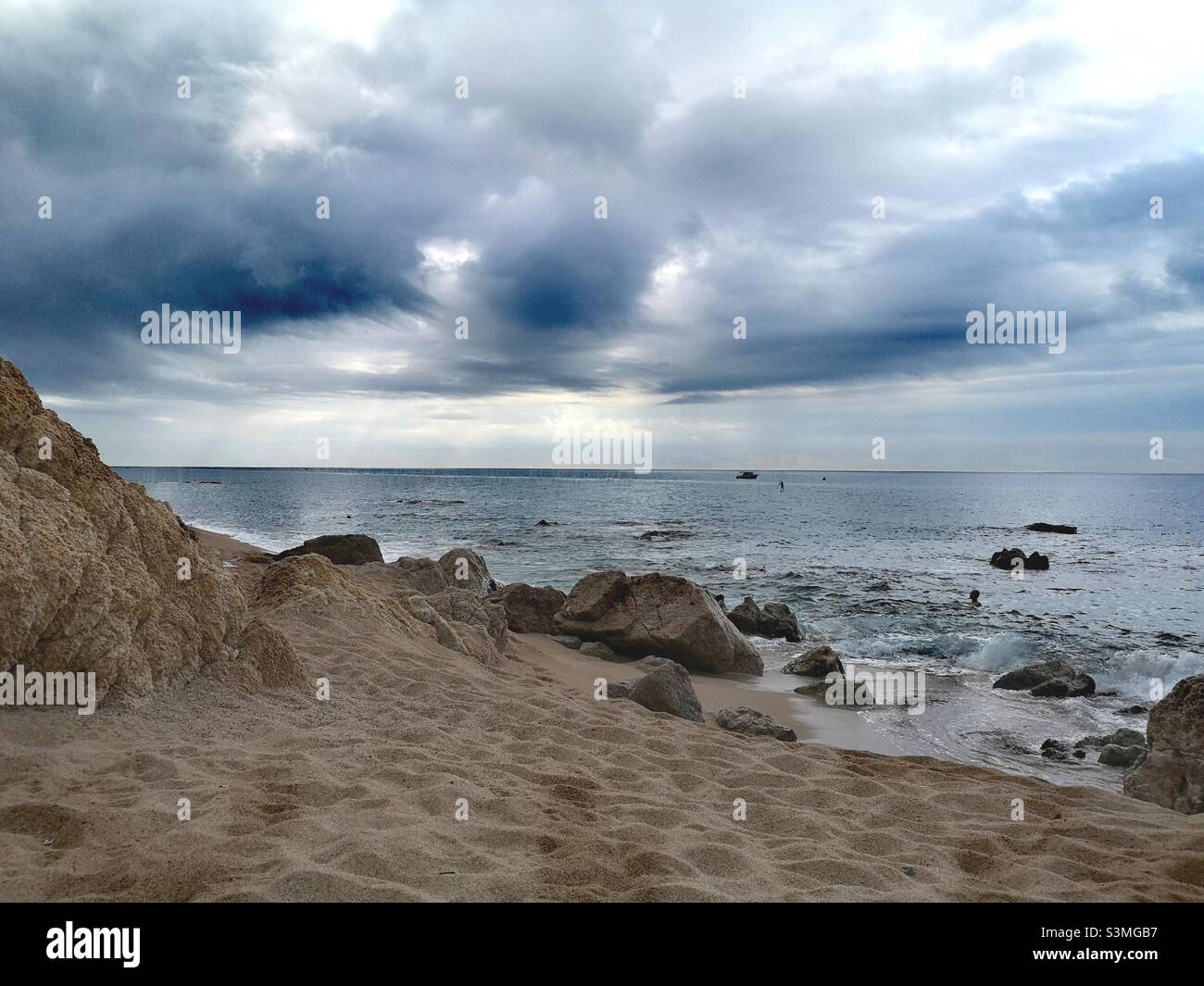 seascape mit dunklen Wolken Stockfoto