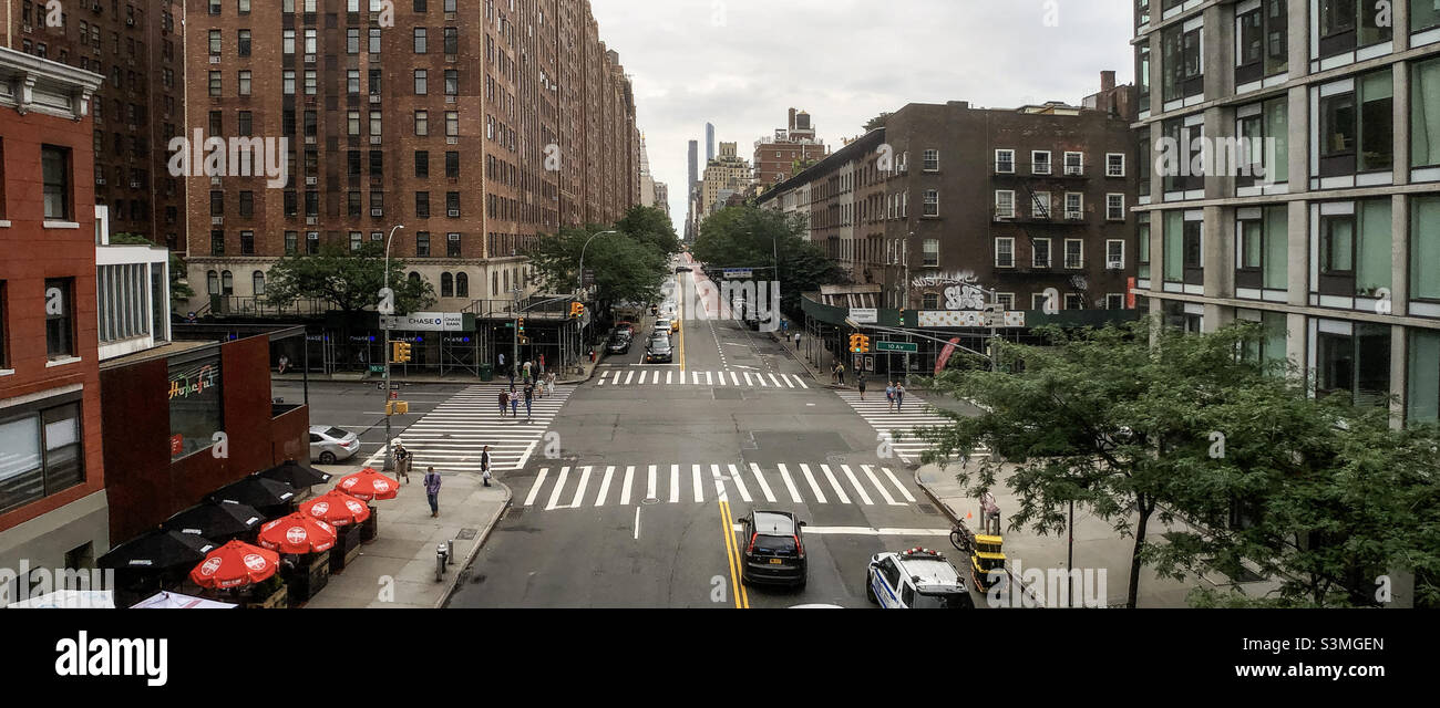Kreuzung der West 23rd Street und 10th AVE in Chelsea, Manhattan, von der High Line Promenade Stockfoto