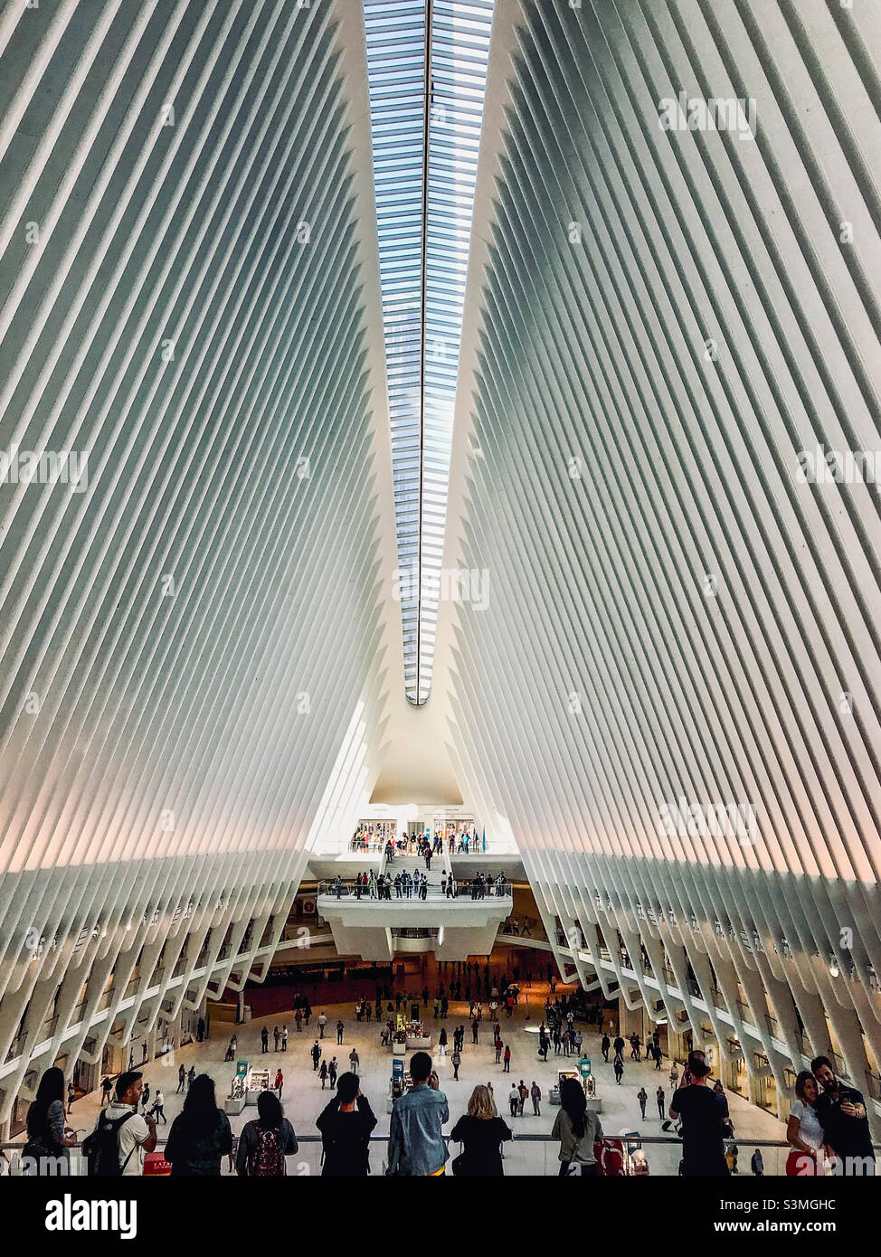 Touristen, die Fotos im Oculus Center, NYC, machen - Smartphone-aufgenommenes Stockfoto