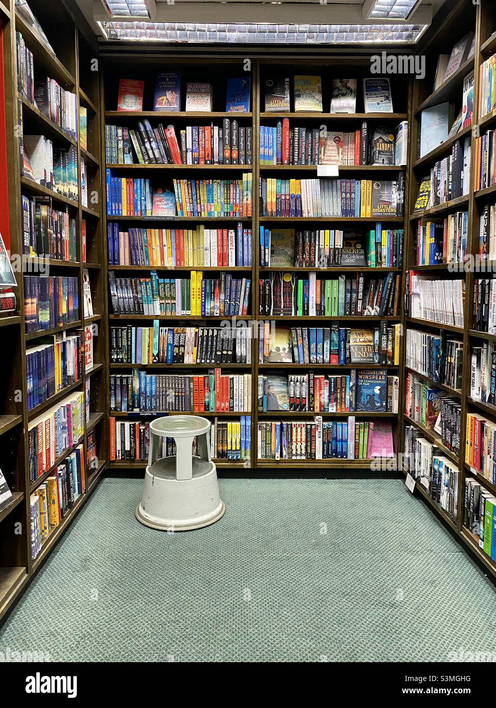 Bücher in Regalen in einem Cambridge-Buchladen Stockfoto