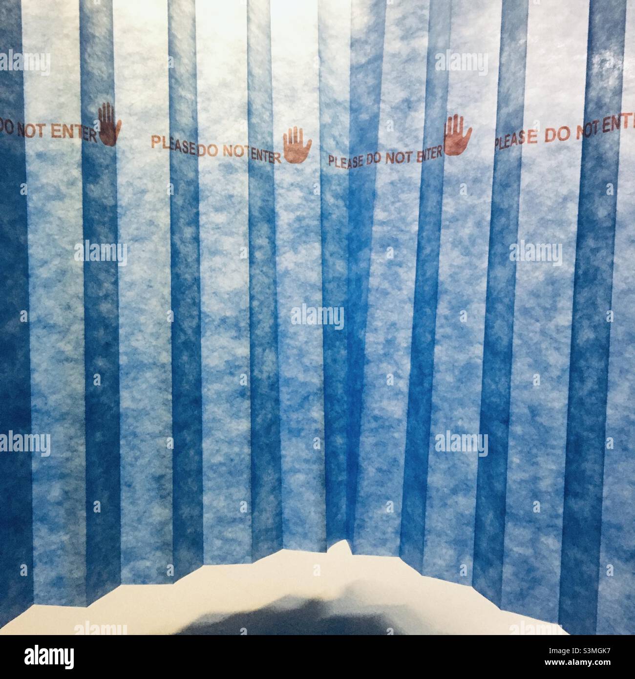 Eine geschlossene Krankenhausabteilung mit blauer Folie, auf der die Bitte nicht eingeschrieben ist Stockfoto
