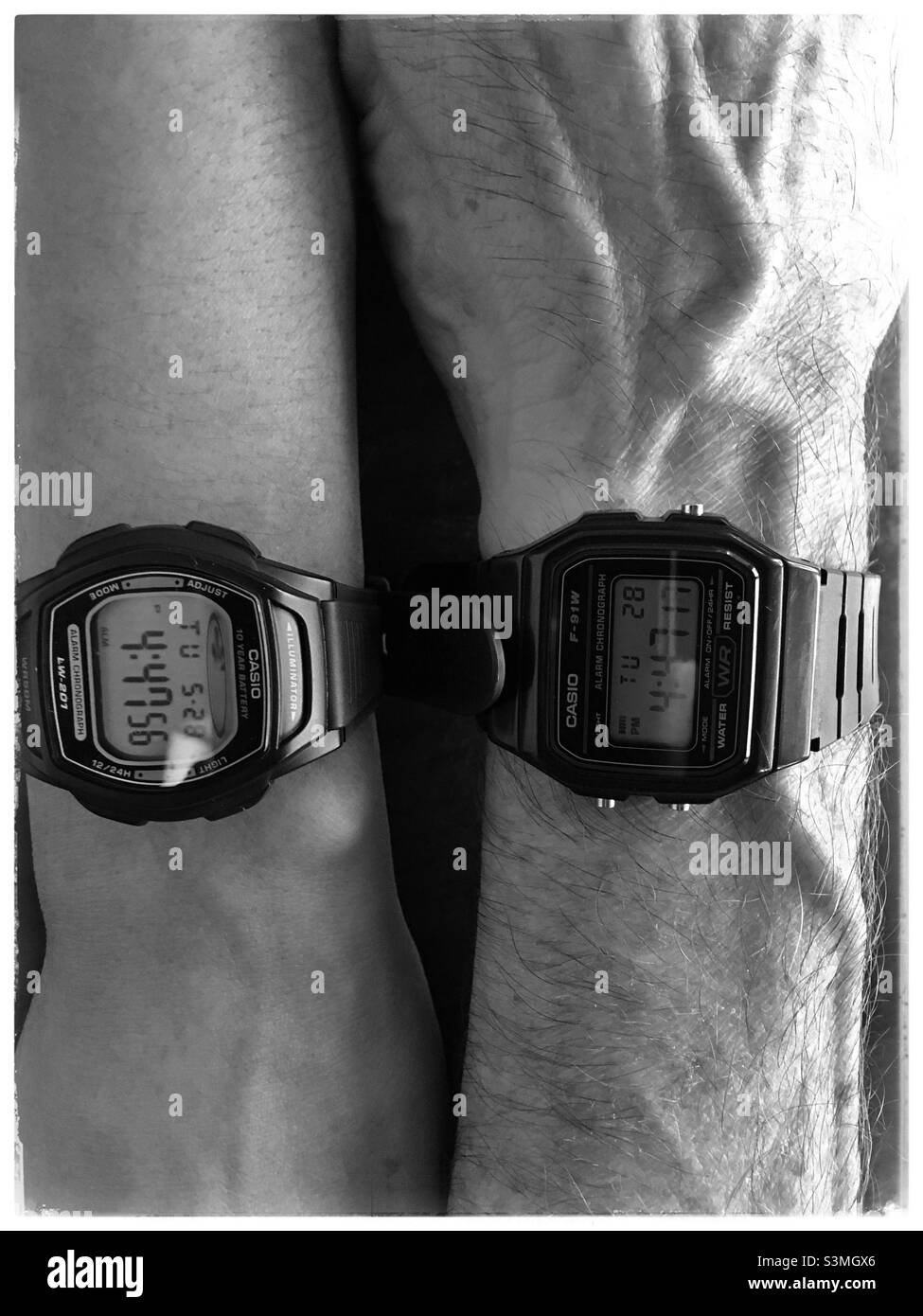 Paare, die Casio Uhren in Schwarz und Weiß tragen. Stockfoto