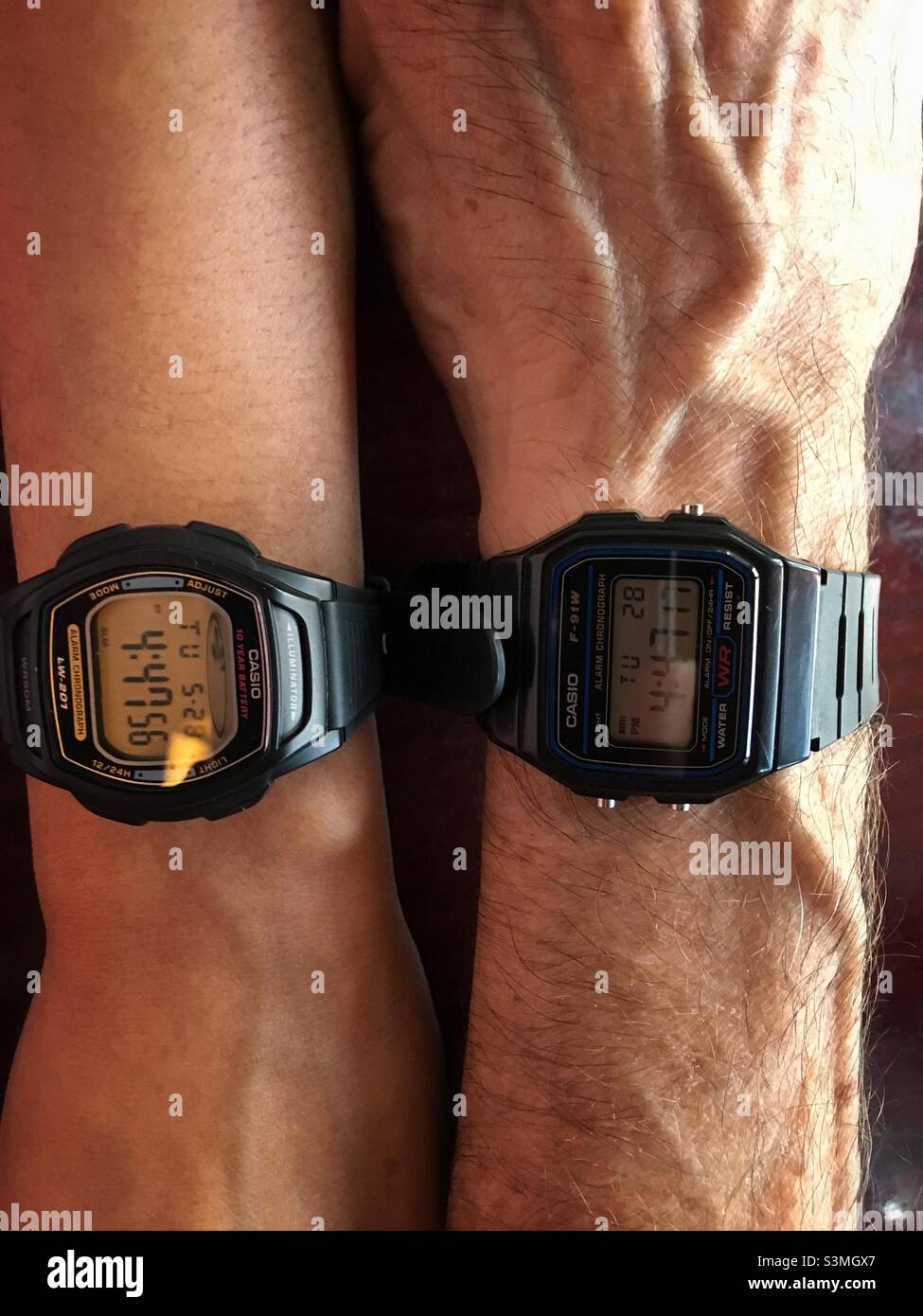 Für ihn und für ihre Casio Armbanduhr. - Smartphone-aufgenommenes Stockfoto
