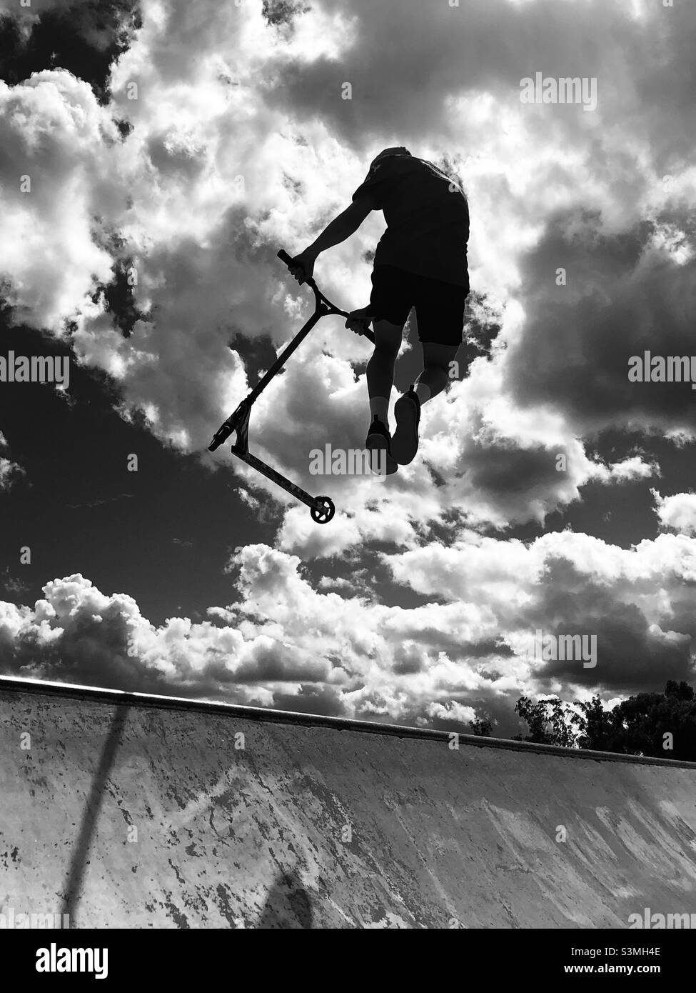 Scooter-Trick im Skatepark, schwarz und weiß. Stockfoto