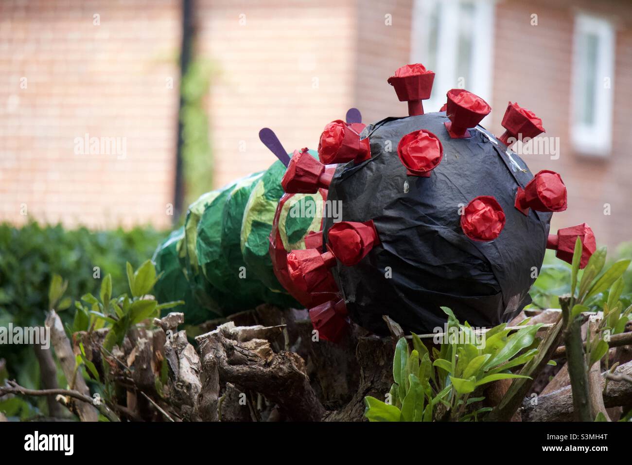Kunst im New Forest während der Lockdown / COVID-19 Periode im Jahr 2020 - Smartphone-aufgenommenes Stockfoto