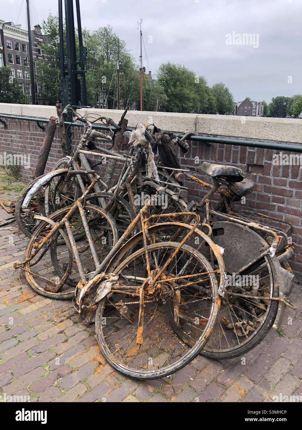 Amsterdam City rostiger Fahrradkanal Stockfoto