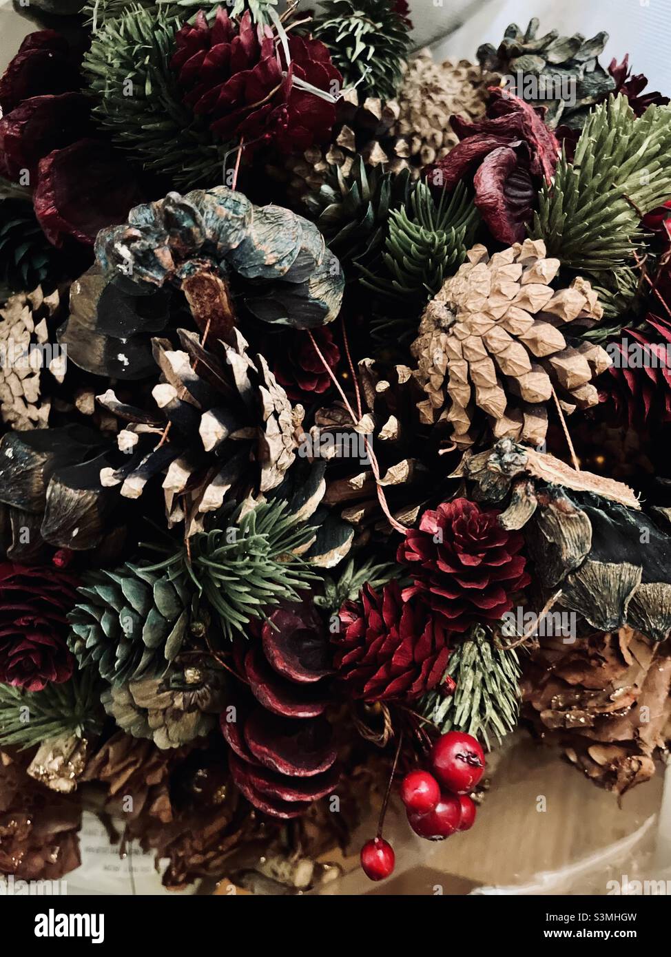 Weihnachtsdekoration Backen - Kunsthandwerk mit natürlichen Ressourcen wie getrocknete Beeren Eicheln Kiefernzweige und Blätter Stockfoto