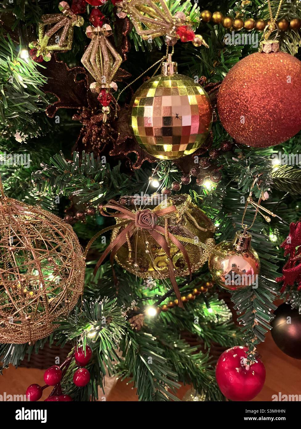 Opulente Weihnachtsbaumschmuck Stockfoto