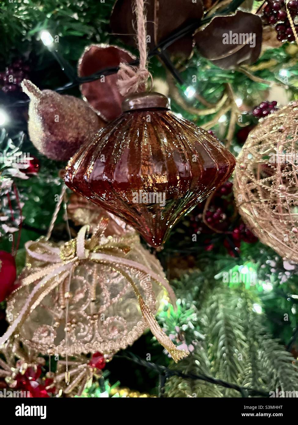 Opulente Weihnachtsbaumschmuck Stockfoto