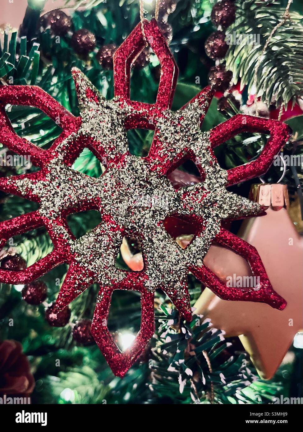 Nahaufnahme von handgefertigten Weihnachtsbaumdekorationen Stockfoto