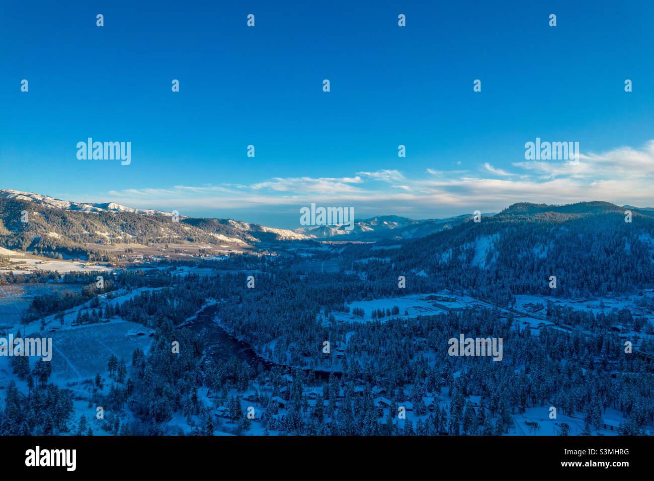 Schneebedeckte Cascade Mountains in Leavenworth, Washington im Dezember Stockfoto