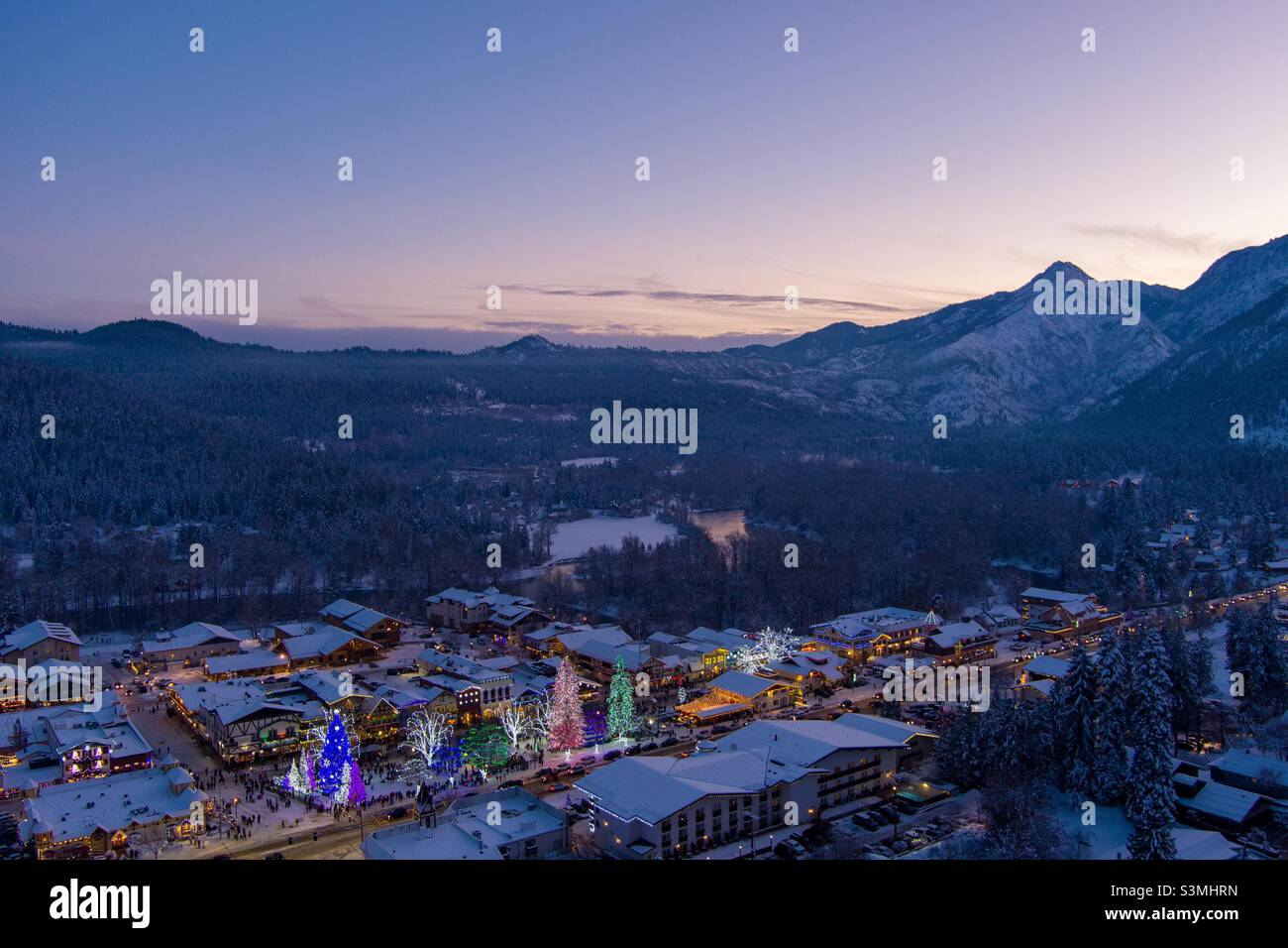 Beleuchtetes Leavenworth, Washington, nahe Weihnachten - Smartphone-aufgenommenes Stockfoto