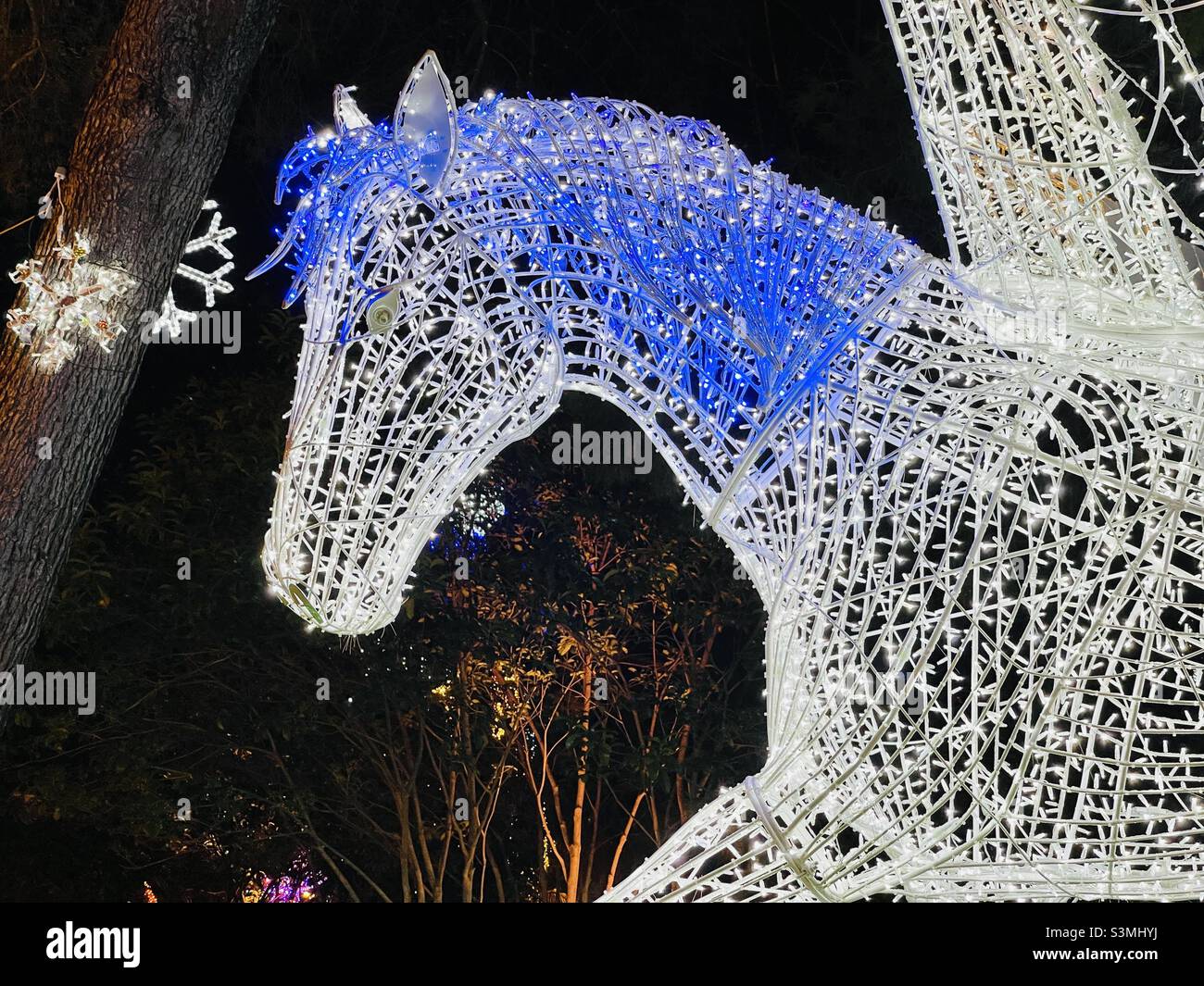 Salerno Weihnachtsbeleuchtung, Einhorn, Villa Comunale - Smartphone-aufgenommenes Stockfoto