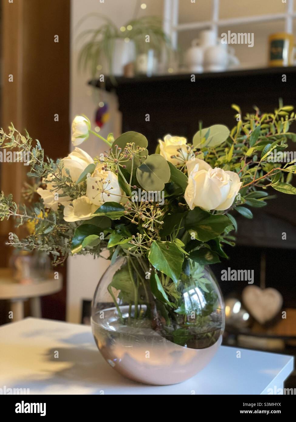 Blumen in einer Vase Innenräume Heimat Rosen Stockfoto