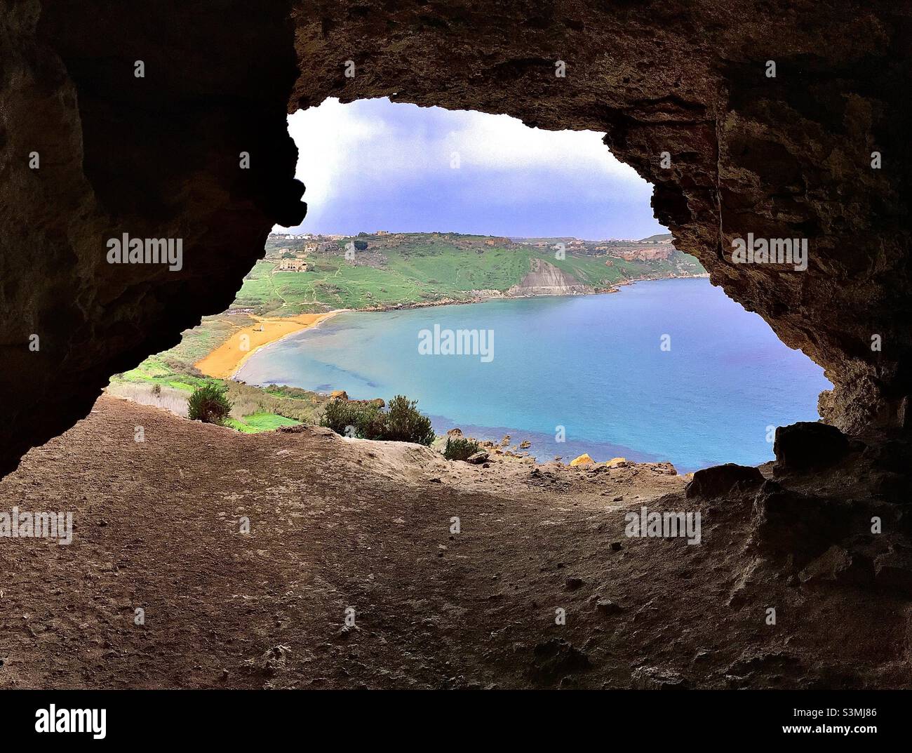 Ramla il Hamra aus der Mixta-Höhle auf der Insel Gozo, Malta Stockfoto