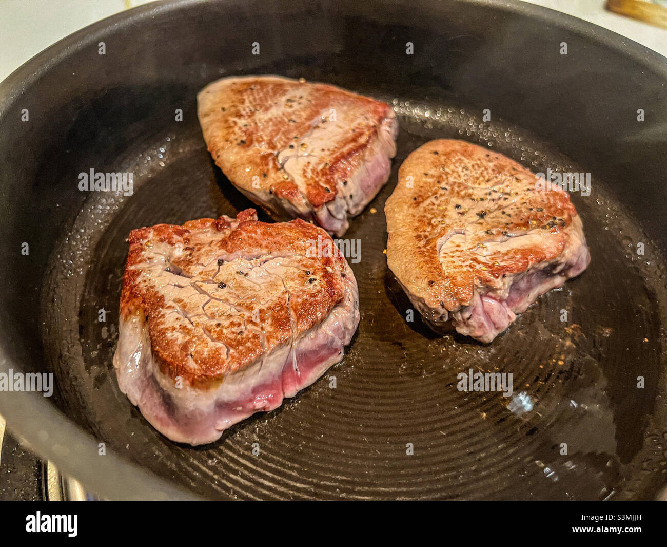 Filet Steaks in einer Pfanne - Smartphone-aufgenommenes Stockfoto