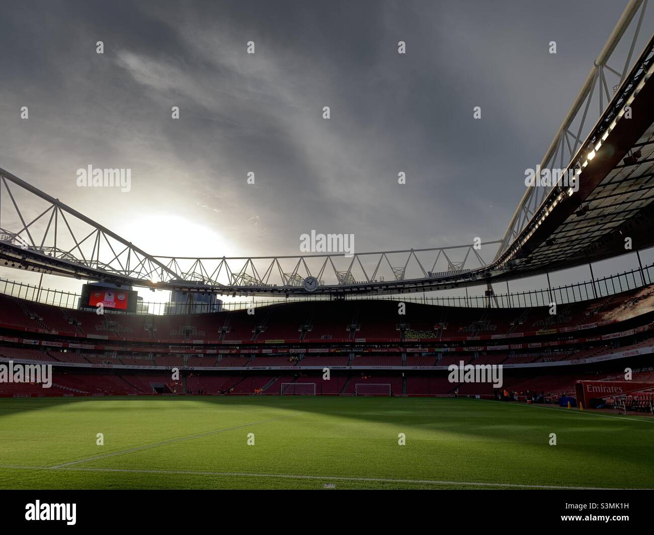 Ein allgemeiner Blick auf den Fußballplatz im Emirates Stadium, dem Heimstadion des Fußballclubs Arsenal im Norden Londons im Januar 2022. Stockfoto