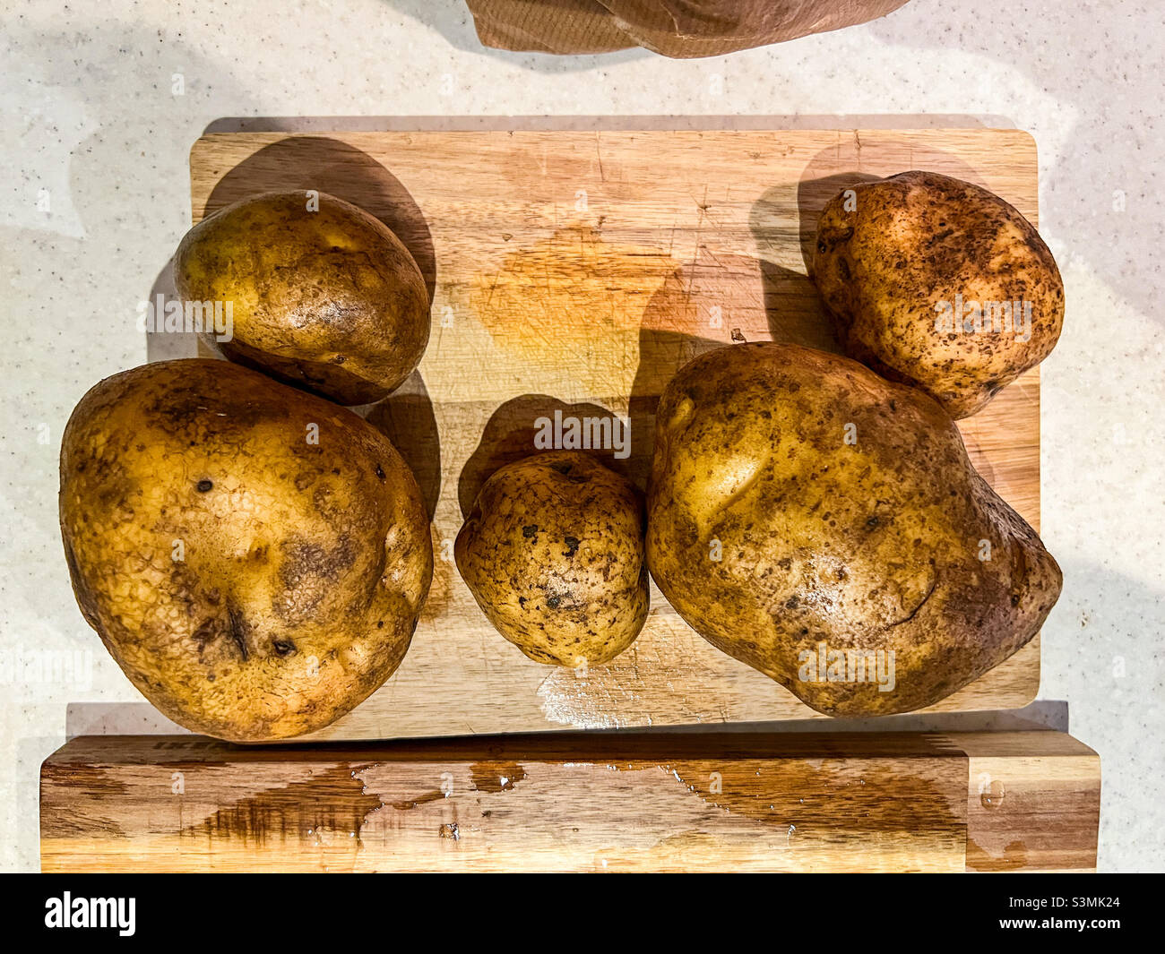 Kartoffeln auf ein Schneidebrett Stockfoto