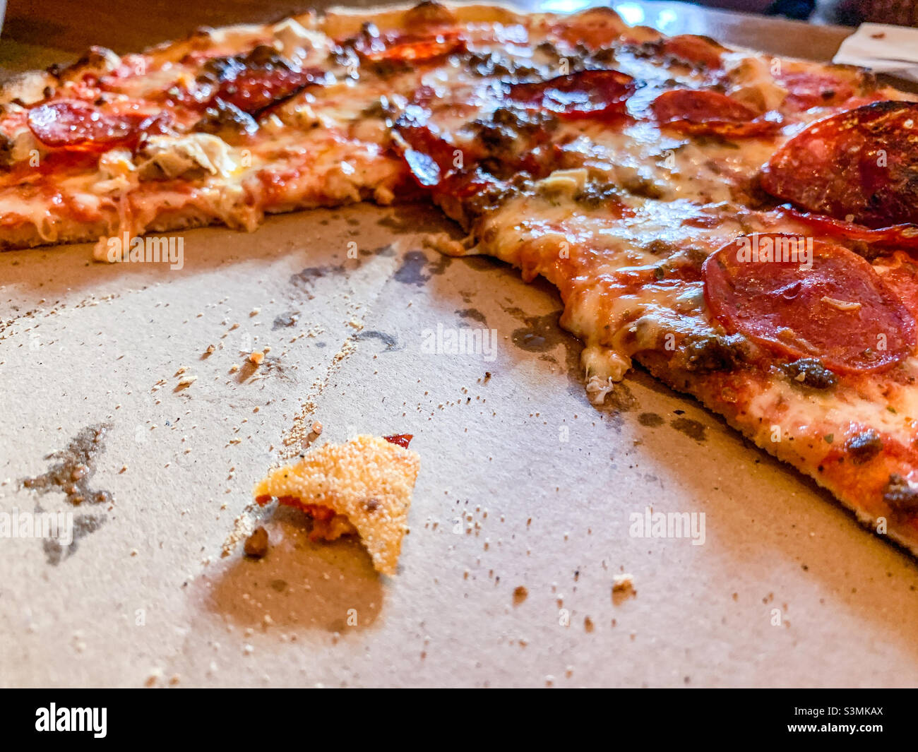Pepperoni und Fleischpizza Stockfoto