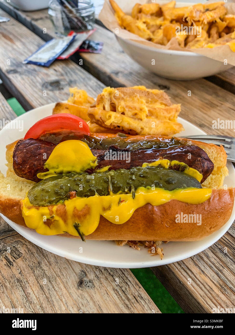 Hotdog und Pommes mit Gurken und Senf Stockfoto