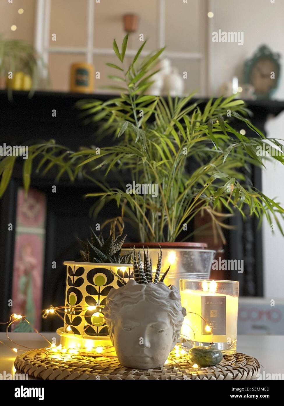 Home Interiors gemütliche Lichterkette Kerzen Lounge Orla Kiely Jo Malone Stockfoto