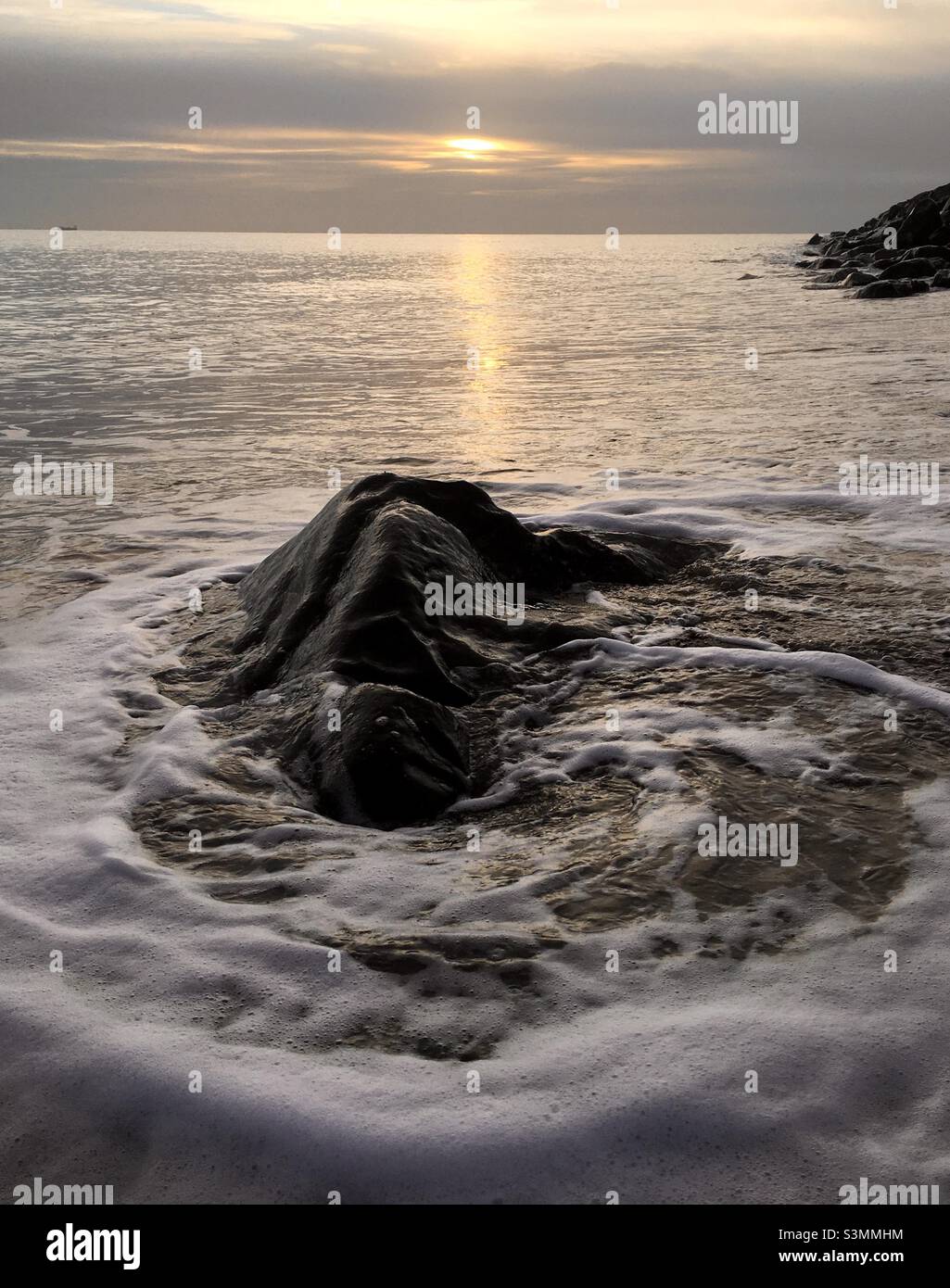 Sonnenaufgang, Meer, Himmel, Natur, Küste, Felsen, Wellen, Wasser, Meeresschaum, Zen, Licht, Schönheit, Frieden, golden - Smartphone-aufgenommenes Stockfoto