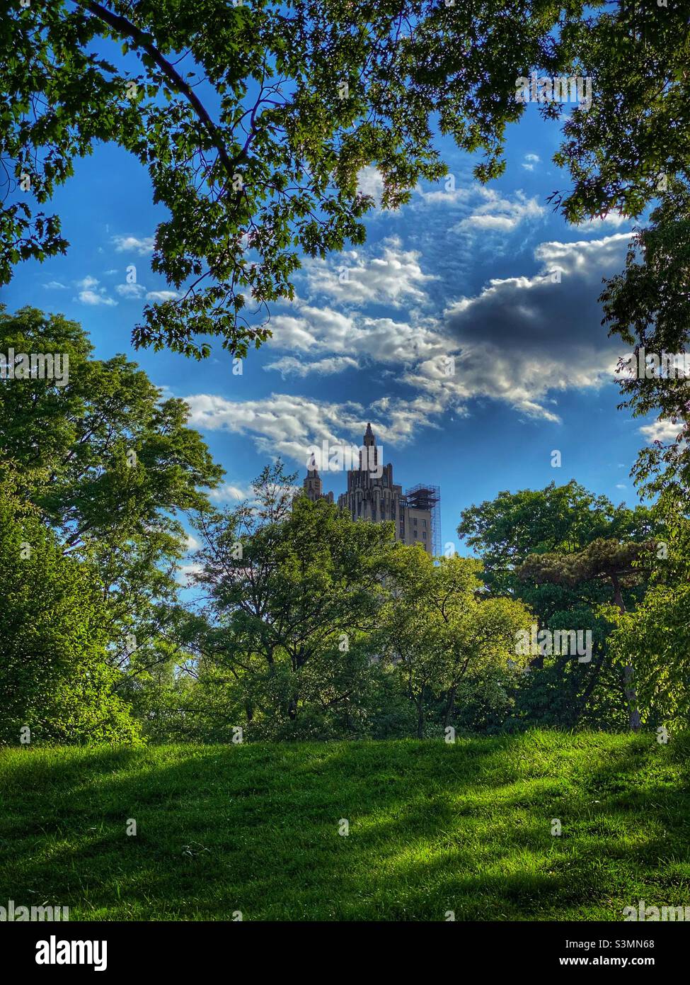 Ein von Bäumen umgebenes Gebäude. New York City. - Smartphone-aufgenommenes Stockfoto