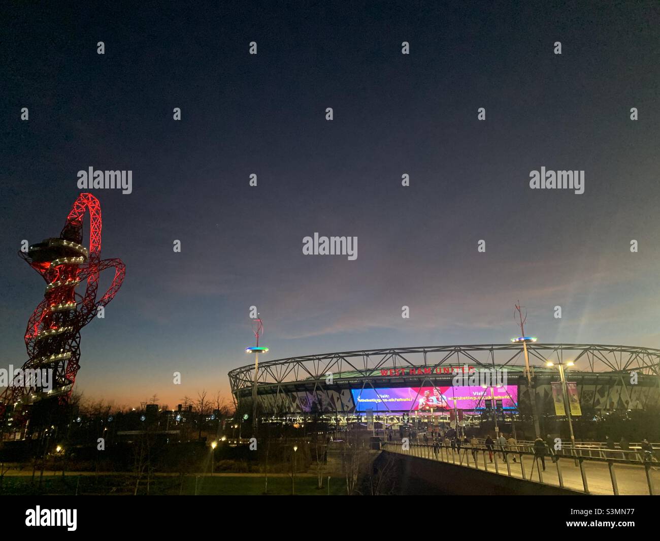 Das Londoner Stadion, Heimat des Fußballvereins West Ham United in London im Januar 2022. Das Stadion war Austragungsort der Olympischen Spiele im Jahr 2012. Stockfoto