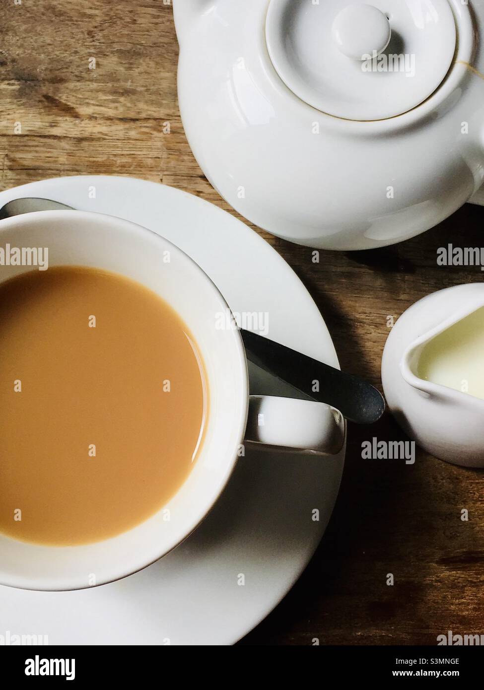 Nahaufnahme eines englischen Cuppa - Tasse und Untertasse mit Tee Stockfoto