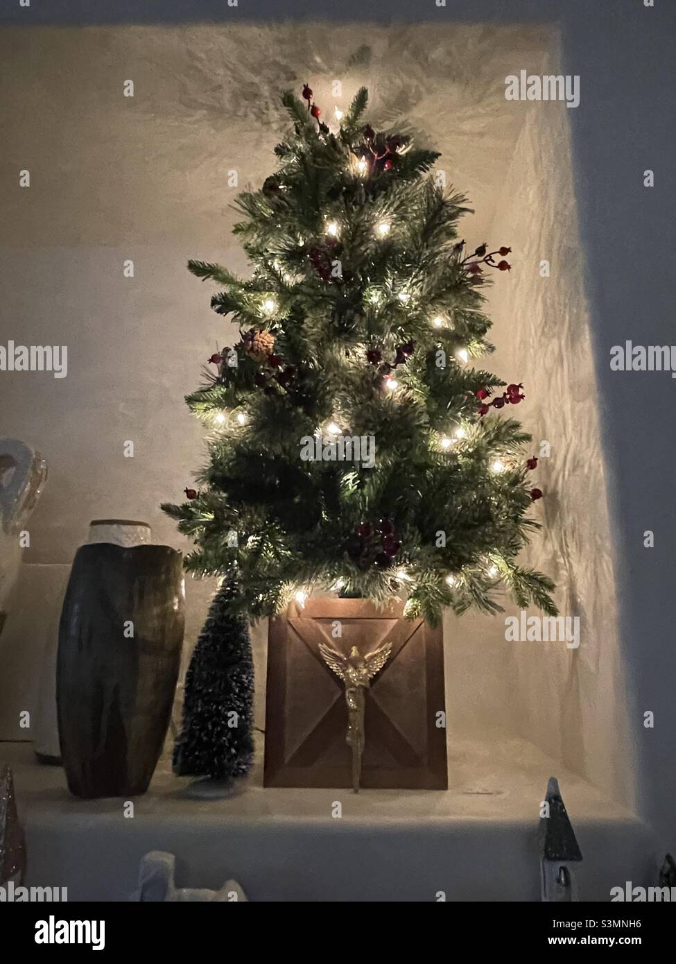 Das saisonale Wohndekor schmückt während der Weihnachtszeit ein Zuhause rund um den Kamin und den Herd und macht so einen gemütlichen, fröhlichen und warmen Wohnbereich. Stockfoto