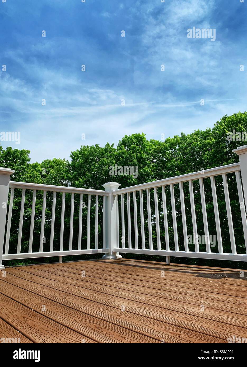 Blick vom Balkon im Frühling. - Smartphone-aufgenommenes Stockfoto