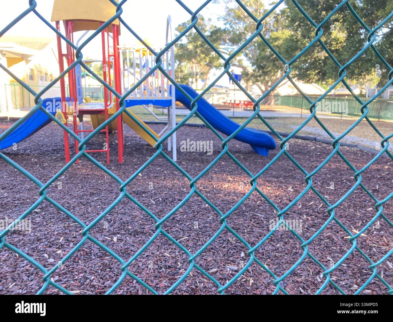 Eingezäunt auf dem Spielplatz - Smartphone-aufgenommenes Stockfoto