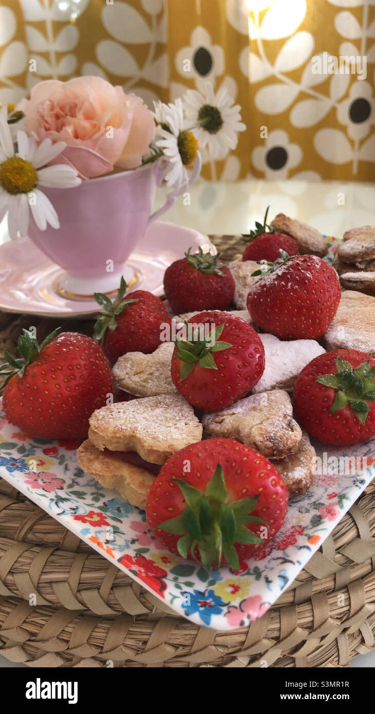 Erdbeere Shortcake Sommer Nachmittag Tee blüht in einer Teetake UK England - Smartphone-aufgenommenes Stockfoto