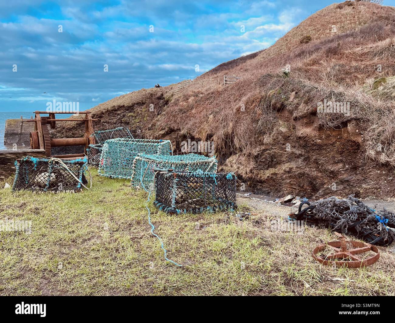 Hummertöpfe winden Netze und Seile, die die Fischereiindustrie in Pembrokeshire West Wales UK repräsentieren. Stockfoto