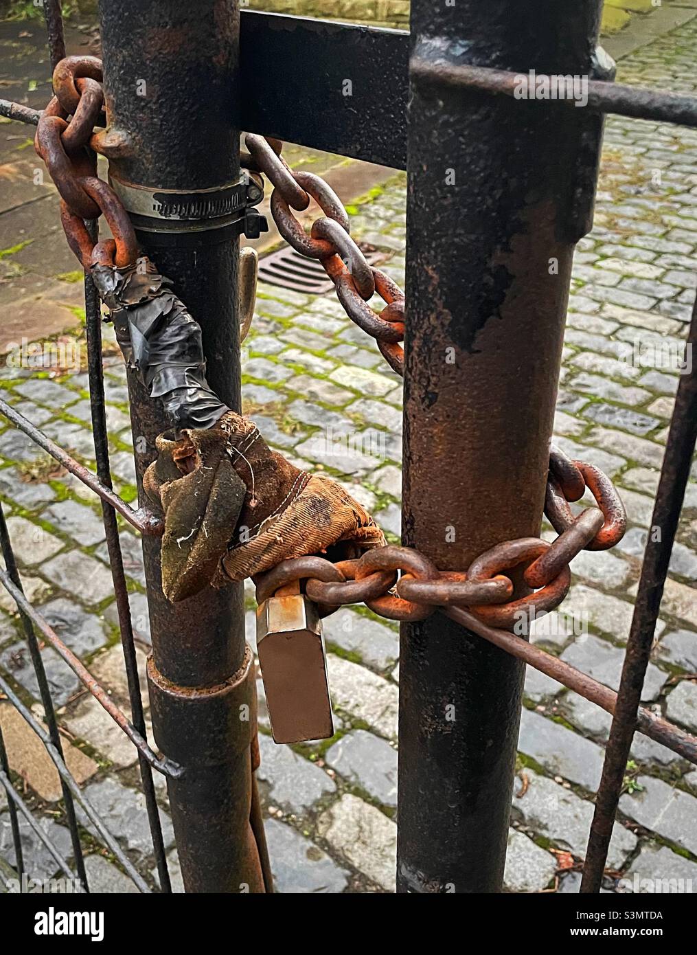 ‘gesperrt’ eine alte rostende Kette hat bessere Tage gesehen, macht aber immer noch den Job Stockfoto