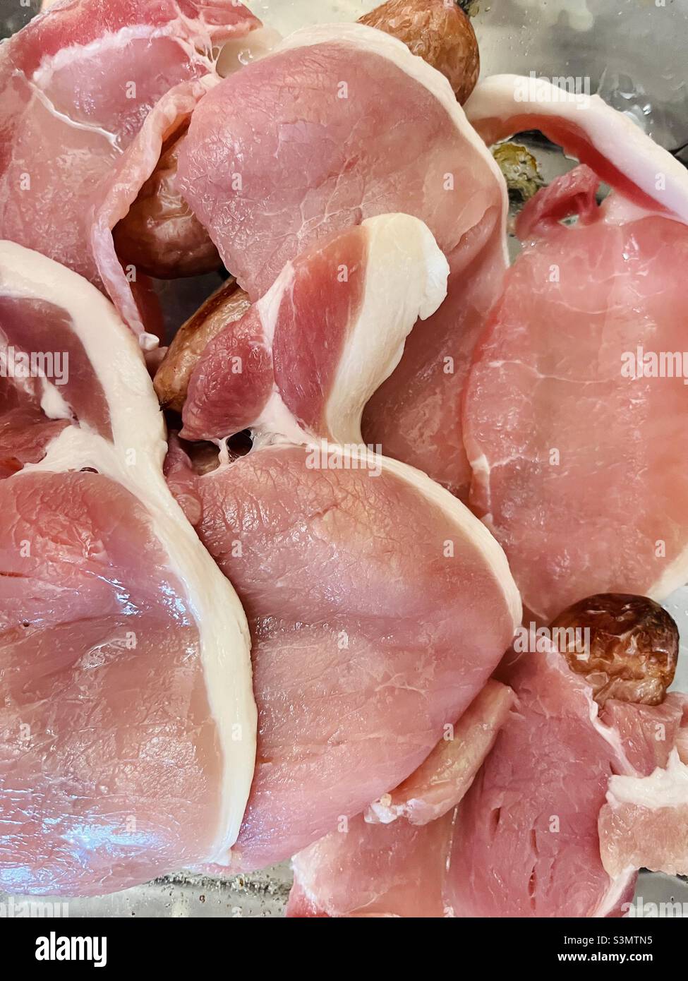 Lebensmittelstandards Gefahr - rohes Fleisch mit gekochtem Fleisch Stockfoto